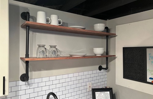 Dundalk Apartamento | The Buck: modern farmhouse style Dundalk apartment