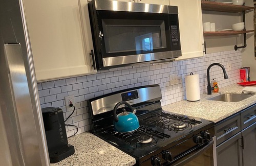 Dundalk Apartamento | The Buck: modern farmhouse style Dundalk apartment