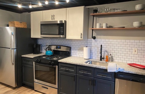 Dundalk Apartamento | The Buck: modern farmhouse style Dundalk apartment