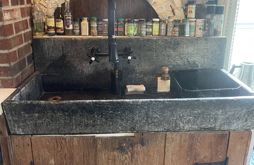 Rockingham Cabaña | The Cairn, 1840s Cozy Stone Cottage, Pet Friendly