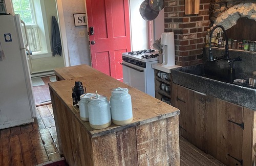 Rockingham Cabaña | The Cairn, 1840s Cozy Stone Cottage, Pet Friendly