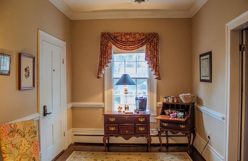 Clinton Apartamento | The Camelia Room - Private Room w/ Ensuite Bath in Historic Downtown Home