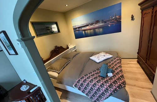 Lekkerkerk Cama Y Desayuno | The Captain's Cabin with XXL bath and sauna on the river De Lek