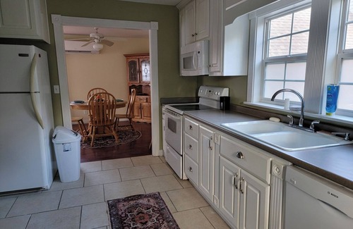 Fort Payne Casa | The Carriage House: Charming Guest House w/BR, LR, DR, Full Kitchen, & Bath