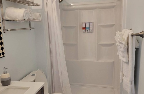 Fort Payne Casa | The Carriage House: Charming Guest House w/BR, LR, DR, Full Kitchen, & Bath