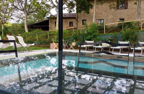 Serra San Quirico Villa | Casa rural con piscina en las colinas verdes