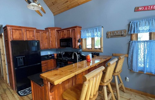 Cedar Lake Casa | "The Cedar Lake Escape" is a lakeside retreat offering 5 bedrooms and 3 baths.