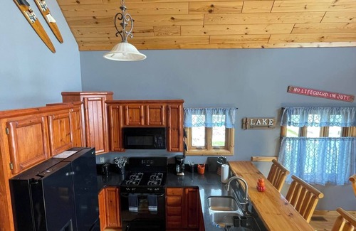 Cedar Lake Casa | "The Cedar Lake Escape" is a lakeside retreat offering 5 bedrooms and 3 baths.