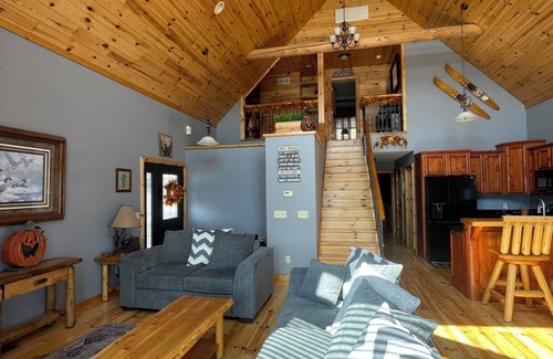 Cedar Lake Casa | "The Cedar Lake Escape" is a lakeside retreat offering 5 bedrooms and 3 baths.