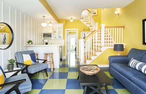 Holland Chalet De Esquí | "The Charleston" Luxury Townhome, Pool, Hot Tub, Golf Membership, Near Lake and Beaches