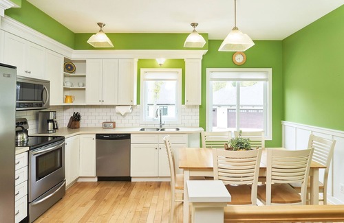 Holland Chalet De Esquí | "The Charleston" Luxury Townhome, Pool, Hot Tub, Golf Membership, Near Lake and Beaches