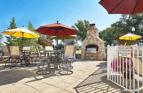 Holland Chalet De Esquí | "The Charleston" Luxury Townhome, Pool, Hot Tub, Golf Membership, Near Lake and Beaches