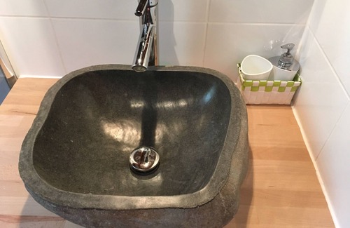 La Saline Les Bains Cabina | El encanto de un bungalow de madera frente a la laguna en un jardín con piscina