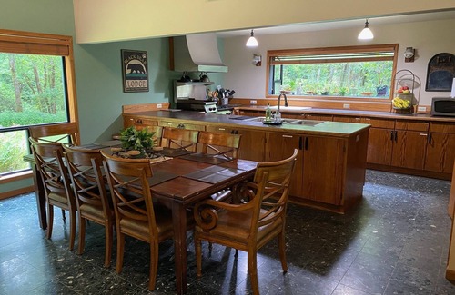 Brookings Casa | The Chetco River Inn-SECLUDED River Frontage-36 acres-Swim, Fish, Family Fun