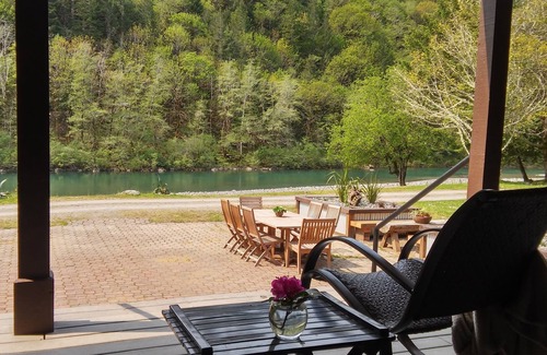 Brookings Casa | The Chetco River Inn-SECLUDED River Frontage-36 acres-Swim, Fish, Family Fun