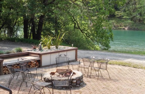 Brookings Casa | The Chetco River Inn-SECLUDED River Frontage-36 acres-Swim, Fish, Family Fun