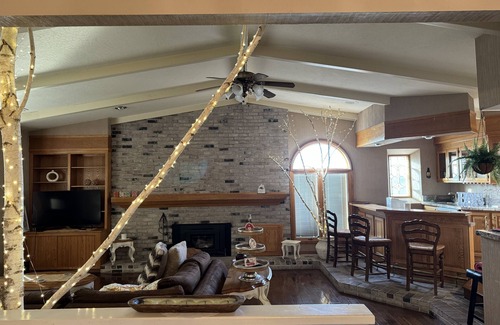 Porterville Casa | "The Citrus House on the Prairie" FARM STAY RETREAT