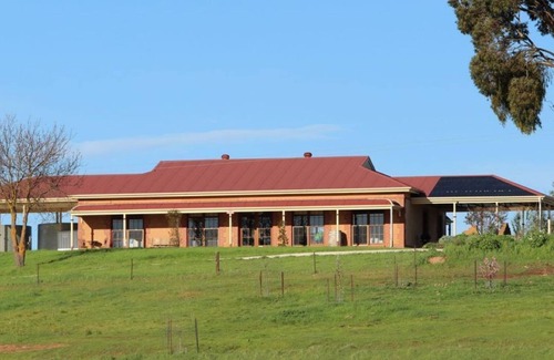 Emu Flat Casa | The Clare View HOUSE (pet friendly, wheelchair accessible)Sleep 8