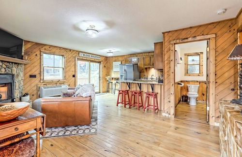 Blairsville Cabina | The Classic | Forest cabin with wraparound deck, fireplace & great location