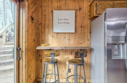 Blairsville Cabina | The Classic | Forest cabin with wraparound deck, fireplace & great location