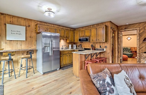 Blairsville Cabina | The Classic | Forest cabin with wraparound deck, fireplace & great location