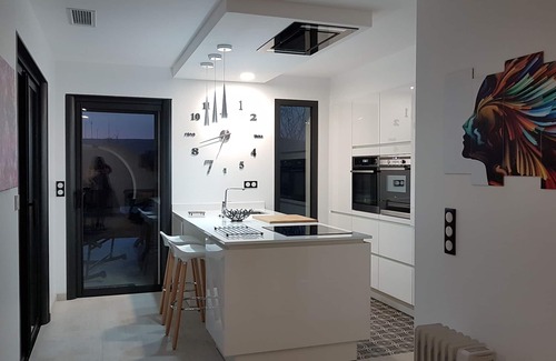 Saint-Julien-de-Peyrolas Villa | El contemporáneo Beau Soleil te seducirá por su elegancia y su entorno.