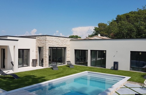 Saint-Julien-de-Peyrolas Villa | El contemporáneo Beau Soleil te seducirá por su elegancia y su entorno.