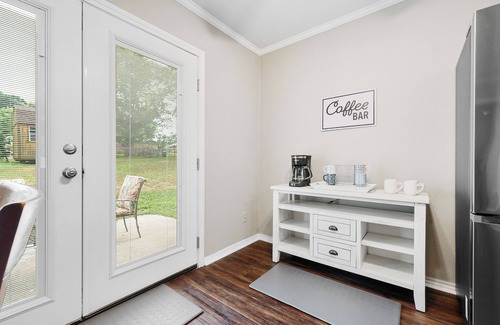 Barling Casa | The Coach House-Cozy 3BR in Town