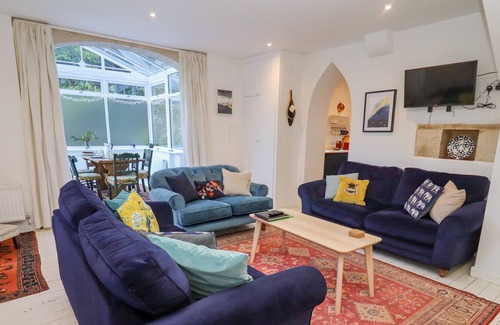 Brimpsfield Cabaña | THE COACH HOUSE, pet friendly, with open fire in Brockworth