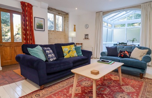 Brimpsfield Cabaña | THE COACH HOUSE, pet friendly, with open fire in Brockworth