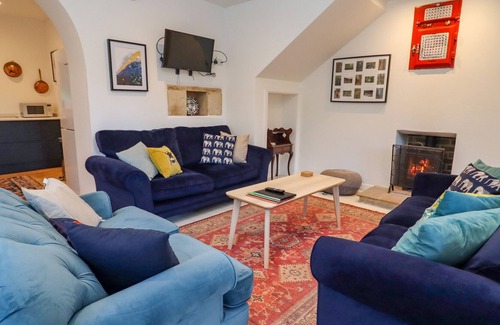 Brimpsfield Cabaña | THE COACH HOUSE, pet friendly, with open fire in Brockworth