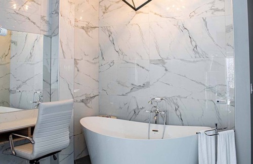 Grand Bend Hotel | The Colonial Hotel -Honeymoon Suite