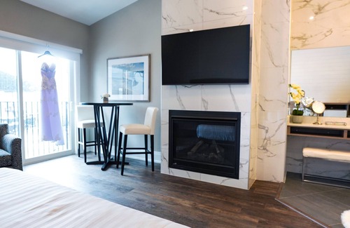 Grand Bend Hotel | The Colonial Hotel -Honeymoon Suite