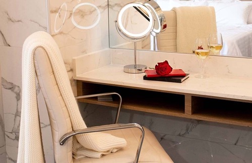 Grand Bend Hotel | The Colonial Hotel -Honeymoon Suite