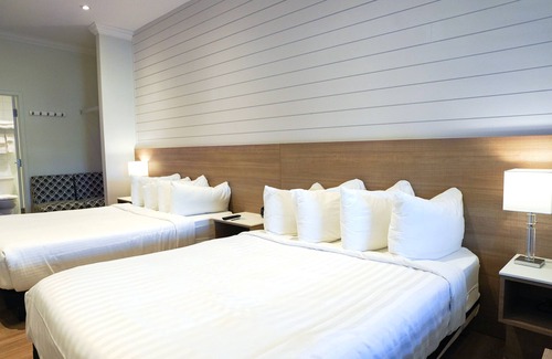 Grand Bend Hotel | The Colonial Hotel - Premium Double Queen