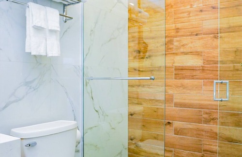 Grand Bend Hotel | The Colonial Hotel - Premium Double Queen