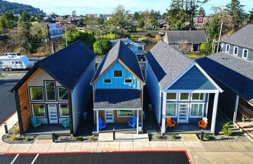 Seaside Villa | The Commons Courtyard - K