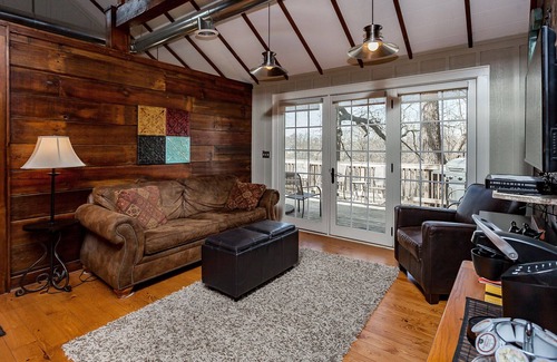 Indianola Cabina | The Corn Crib es una cabaña de alquiler completamente amueblada en la ciudad, con vistas al campo