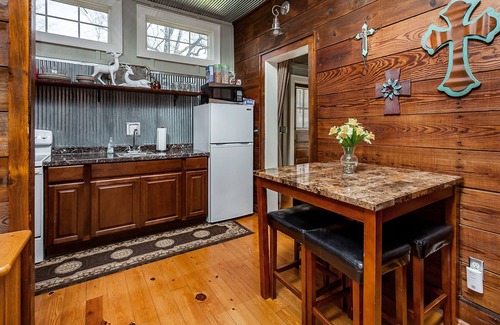 Indianola Cabina | The Corn Crib es una cabaña de alquiler completamente amueblada en la ciudad, con vistas al campo