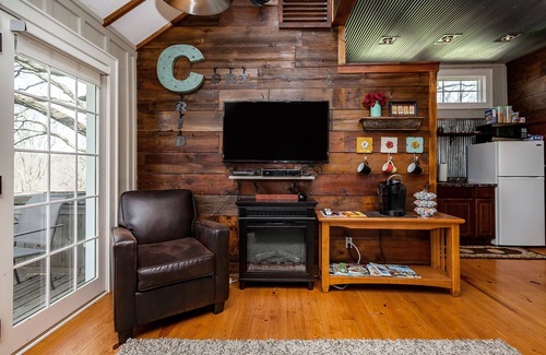 Indianola Cabina | The Corn Crib es una cabaña de alquiler completamente amueblada en la ciudad, con vistas al campo