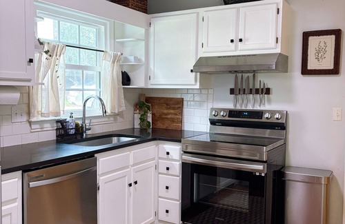 Greensboro Casa | The Cottage Hill is a charming 3-bed house in a primary location in Greensboro