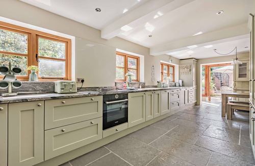 New Forest District Casa | The Cottage: Idyllic New Forest Thatched Cottage 5 Bedrooms