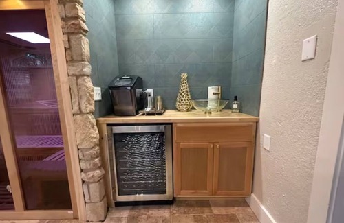 Eudora Casa | The Cottage: Luxurious Getaway! Pool-Hot Tub-Sauna