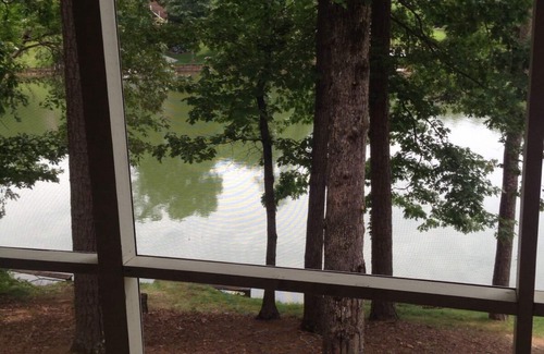 Hickory Cabina | Hermoso Lago Hickory Cottage - Justo en el agua!