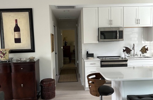 Olde Town Cabaña | The Cottage with the RED DOOR, 5 minute walk to May River, restaurants & shops