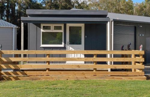 Puketapu Apartamento | The Cow and Calf Cottages- 2 modern self-contained cottages sleeping 4 & 1 in Napier
