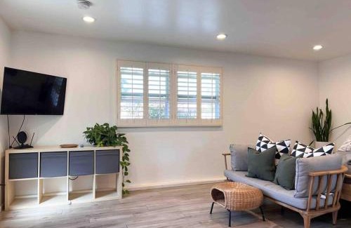 El Camino Village Apartamento | The Cozy Oasis - A Renovated and Modern Studio near LAX + SoFi + Beaches + Freeway