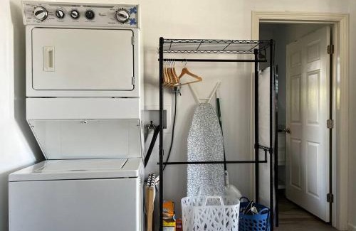 El Camino Village Apartamento | The Cozy Oasis - A Renovated and Modern Studio near LAX + SoFi + Beaches + Freeway