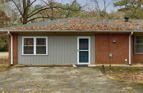 Green Acres Apartamento | The Cozy Place - Family and Pet friendly. Only 5 minutes away from UGA!