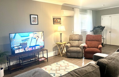 Green Acres Apartamento | The Cozy Place - Family and Pet friendly. Only 5 minutes away from UGA!